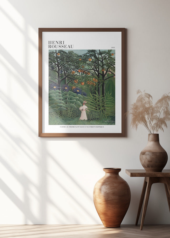 Femme Se Promenant Dans Une Foret Exotique