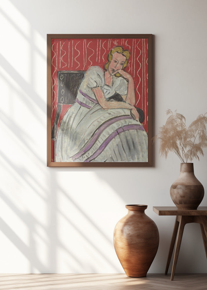 Jeune Femme Assise En Robe Grise